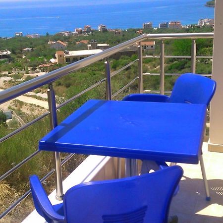 Marika's Apartments Himare Bagian luar foto