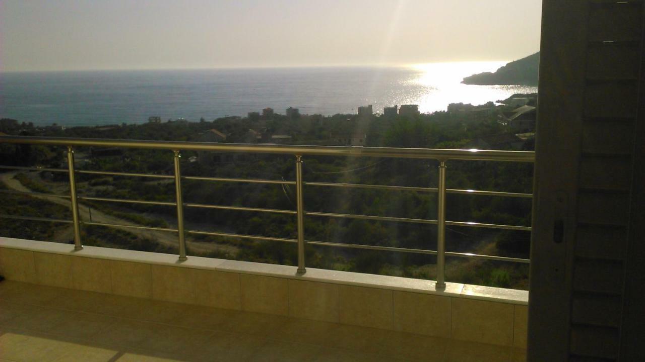 Marika's Apartments Himare Bagian luar foto