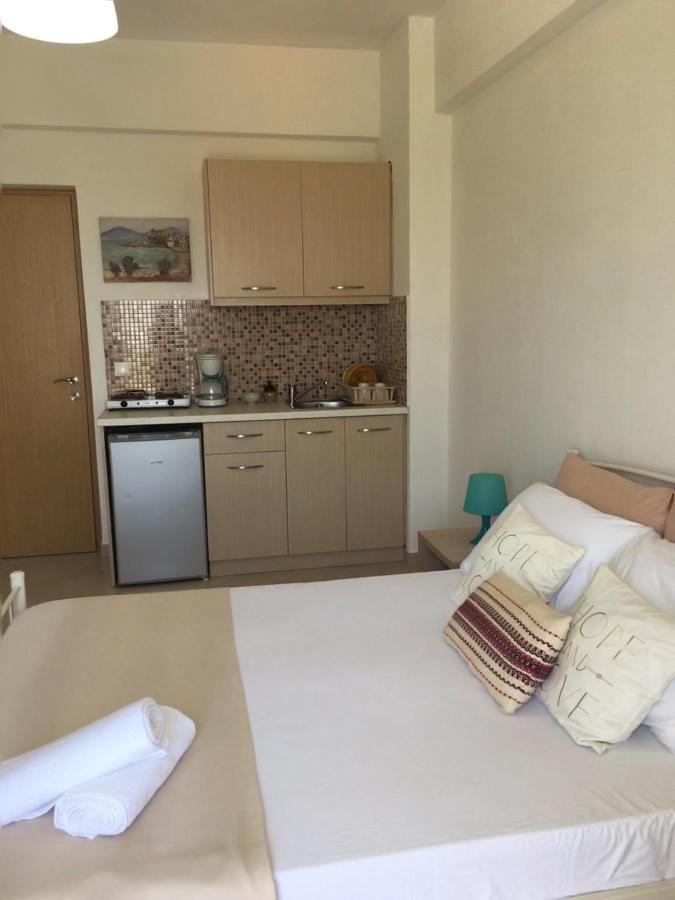 Marika's Apartments Himare Bagian luar foto